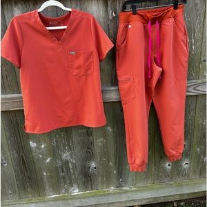 FIGS SCRUB SET-TECHNICAL COLLECTION. WOMENS SIZE MEDIUM. BEAUTIFUL CLAY COLOR